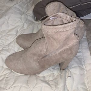 Express size 7 tan ankle boots new